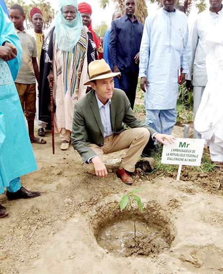 Ambasadeur-dans-le-jardin-potager-scolaire-de-Wacha
