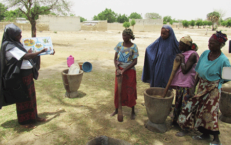 Séance-de-sensibilisation-contre-le-choléra-par-relais-communautaire--dans-le-village-de-Kataré