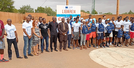 Photo-de-famille-des-participants-et-des-organisateurs