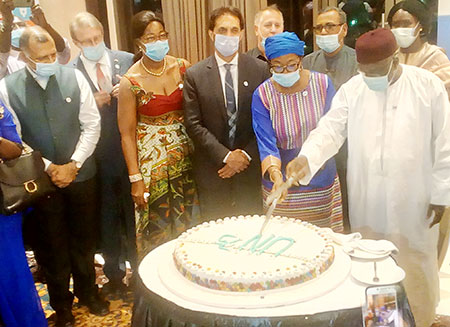La-Coordonnatrice-résidente-du-SNU-et-le-ministre-des-Affaires-étrangères-coupant-symboliquement-le-gateau-d'anniversaire