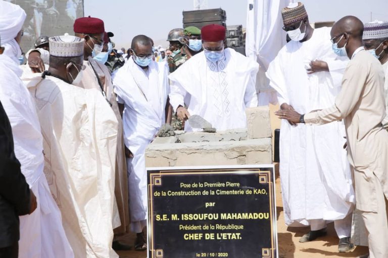 SE. Issoufou Mahamadou procédant à la pause de la 1ère pierre