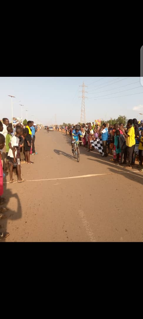 Un des cyclistes franchissant la ligne d'arrivée