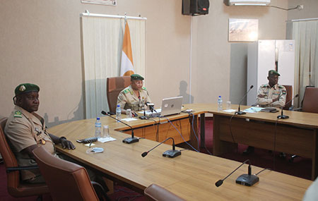 Intervention-du-Chef-d’Etat-major-adjoint-des-armées-(au-centre)-lors-de-la-visioconférence-