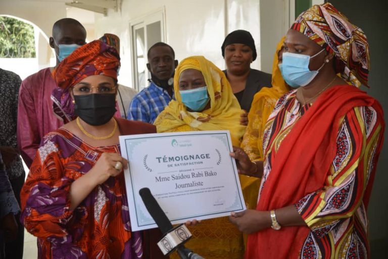 La 1ère Dame Dr Lalla Malika Issoufou remettant le témoignage à Mme Saidou Rabi Bako (à droite)
