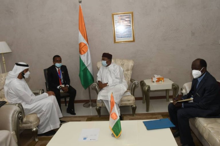 Le Chef de l'Etat avec le ministre d’Etat en charge des Affaires Etrangères des Emirats Arabes Unis