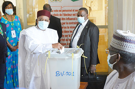 Le-Président-Issoufou-Mahamadou-a-voté-au-Bureau-n°001-de-l'Hôtel-de-Ville