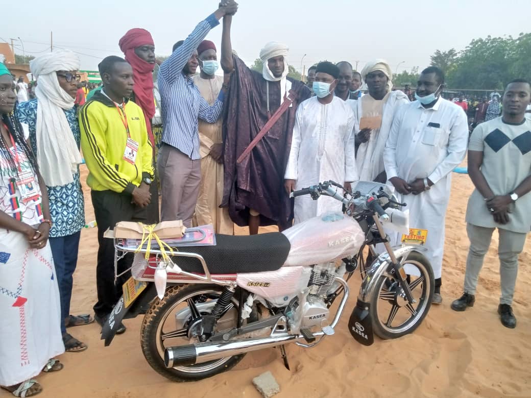Le champion gagne un Sabre et une moto
