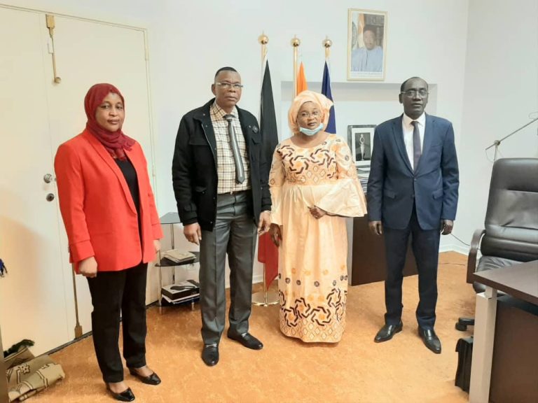 Le DRFM (au centre) avec reçu à lAmbassade du Niger à Bruxelles