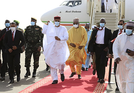 Accueil-du-Chef-de-l'Etat-à-son-retour-d'Abuja