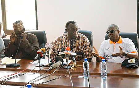 Le-ministre-de-la-Jeunesse-et-des-Sports-entouré-des-responsables-du-COSNI-lors-de-la-conférence-de-presse