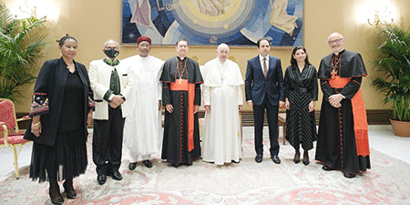 Photo-de-famille-du-Pape-François-avec-les-membres-du-comité