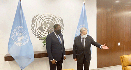 Le-Représentant-Permanent-du-Niger-avec-le-SG-de-l'ONU