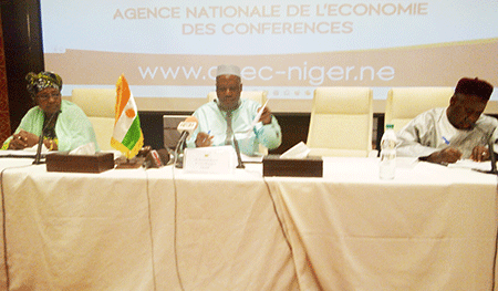 La-table-de-séance-lors-de-la-communication-DGI-(5)