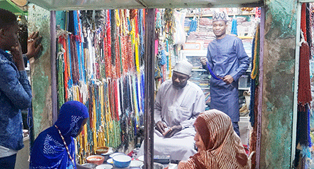 Elhadji-Abbou-dans-sa-boutique-avec-des-clientes