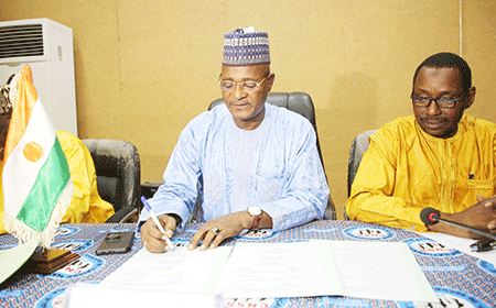 LE-MINISTRE-IBRAH-BOUKARY-PROCEDANT-A-LA-SIGNATURE