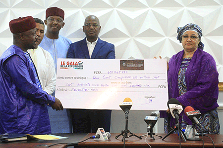 photo-de-la-premiere-d'ame-recevant-le-cheque--(1)