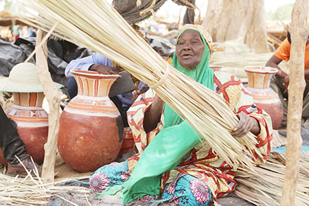 SOFI-SEYDOU-VENDEUZE-DE-FEUILE-DE-PALMIER-DOULM-ET-DE-JARRE--(11)