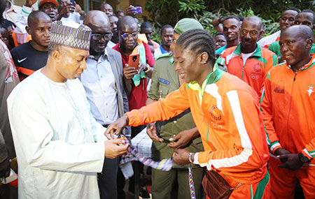 Aminatou-Seyni-(à-droite)-présentant-ses-médailles-au-ministre-en-charge-du-Sport
