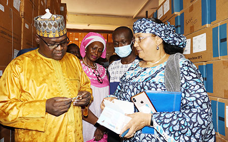 LA-DIRECTRICE-DU-PNLP-MONTRANT-DES-MEDICAMENTS-AU-MINISTRE-DE-LA-SANTE-(2)