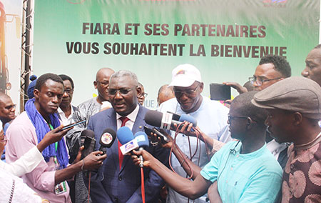Le-ministre-de-l'elevage,-porte-parole-du-gouvernement-Tidjani-Idrissa-Abdoulkadri-s'adressant-à-la-presse-après-la-cérémonie-officielle-d'ouverture-du-Fiara-2022