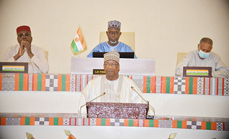 PRESIDENT-DE-LA-COMMISSION-FINANCE-AU-PIPITRE