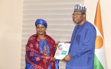 REMISE-DU-RAPPORT-DE-LA-HADP-PAR-LA-PRESIDENTE-AU-PM-(2)