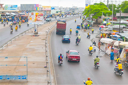 Une-avenue-de-la-vile-de-Cotonou-au-Bénin