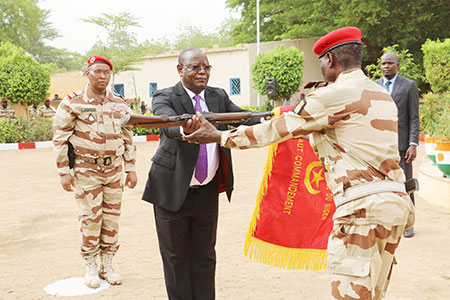le-ministre-de-l'interieur-remettant-le-trapeau-au-nouveau-commandant