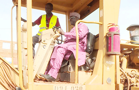 Le-ministre-de-l’Equipement-donnant-le-coup-d'envoi-de-la-reprise-des-travaux
