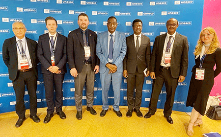 Les-ministres-de-l’Education-islandais-et-nigérien-avec-leurs-équipes-après-leur-rencontre-de-travail