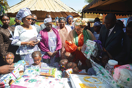 AAAA-REMISE-DES-CADEAU-AUX-ENFANTS
