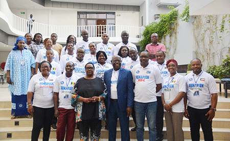Les-participants-et-la-représentante-régionale-de-ONUSIDA--peu-après--la-clôture