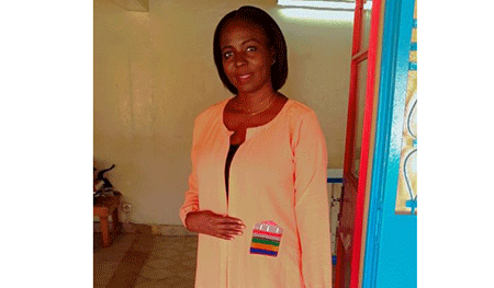 Hawa-Aboubacar-Hassane-Siddo,-présentant-elle-même,-une-de-ses-créations
