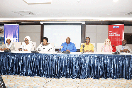 TABLE-DE-CONFERENCE-(1)