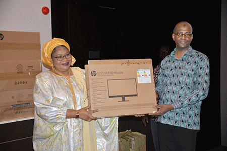 lors-de-la-remise-de-cadeau-ONEP