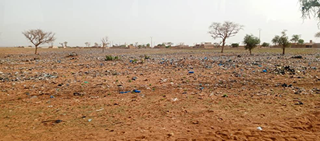 Champ-envahi-par-les-Plastiques-(2)