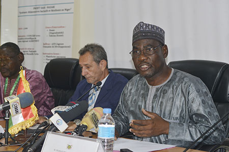 LORS DU DISCOURS D'OUVERTURE DU M (2)
