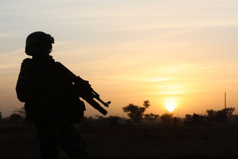 1209592-un-soldat-dans-la-region-de-tillaberi-au-niger