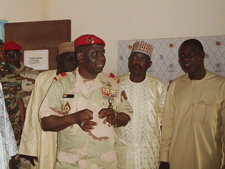 Lors-de-la-visite-du-Gouverneur-Oumarou-Tawayé