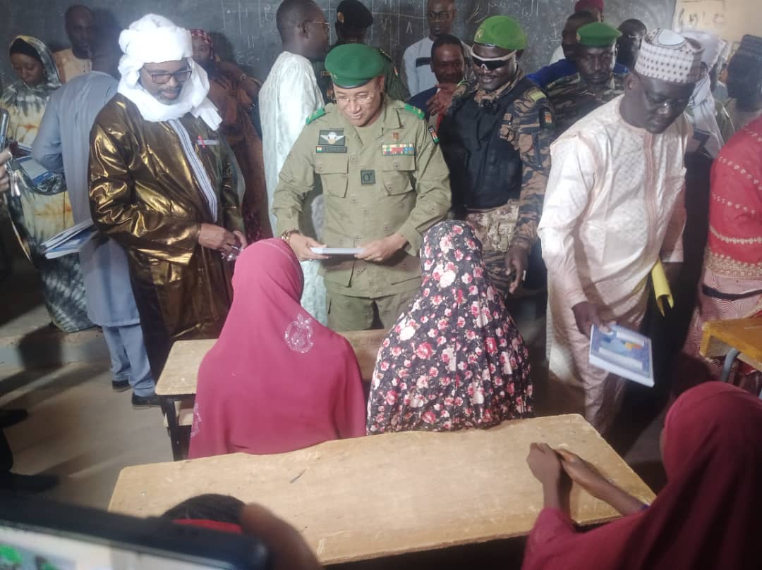 Le Gouverneur distribuant des fournitures scolaires aux élèves lors du lancement de la rentrée