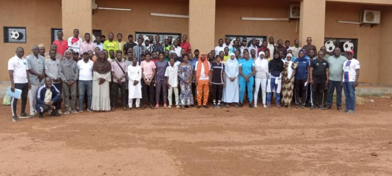 Photo de famille à l'issue de la formation des arbitres