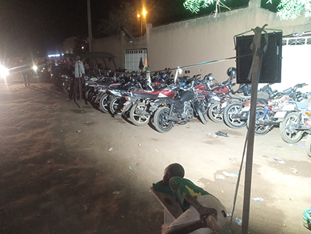 Un parking moto improvisé