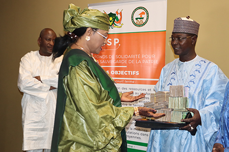 Dr Sani remettant la contribution de Dr Hamidou Mamadou Abdou