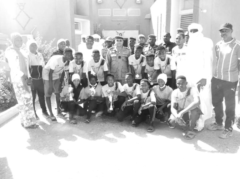 Photo de famille des équipes avec le Gouverneur