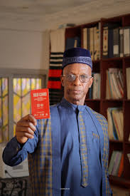 Dr Djibril Diallo brandissant le carton rouge