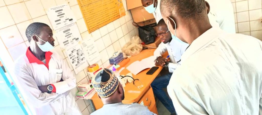 Les étudiants de l'Amicale de la faculté de Medecine menant une action de santé communautaire