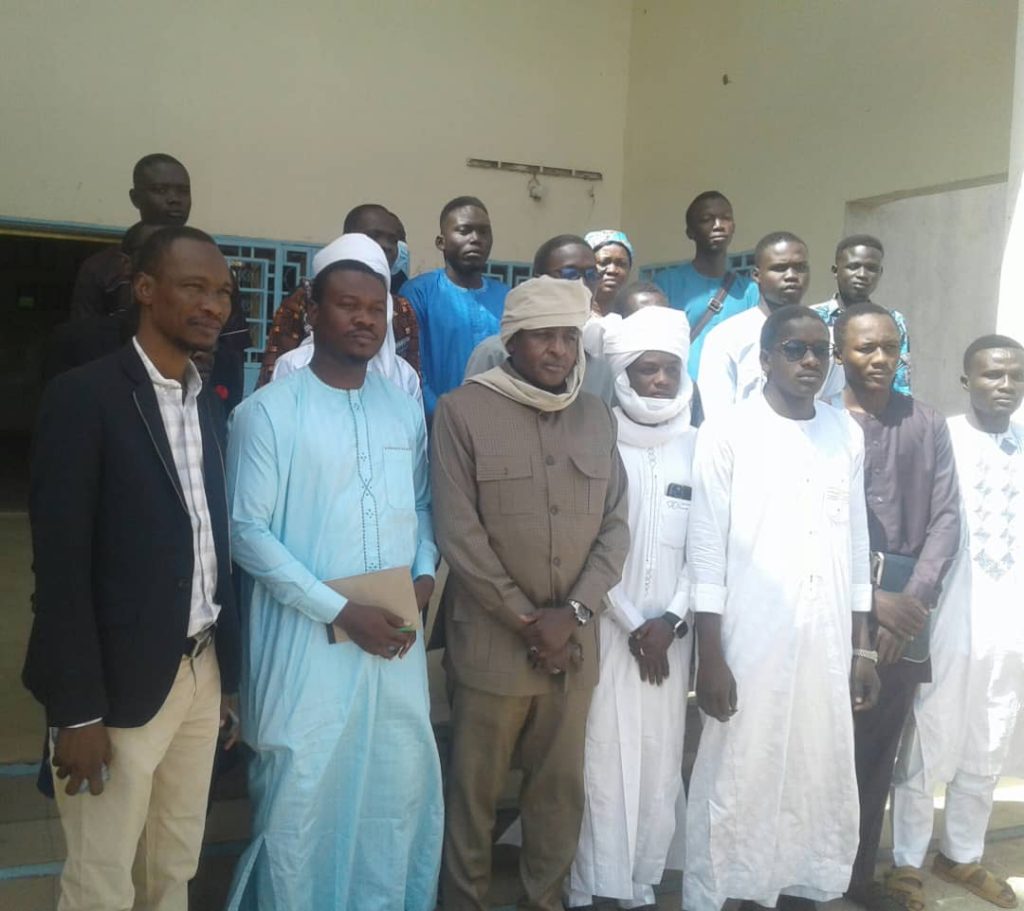 Photo de famille de l'ambassadeur du Tchad avec ses compatriotes résidant à Maradi