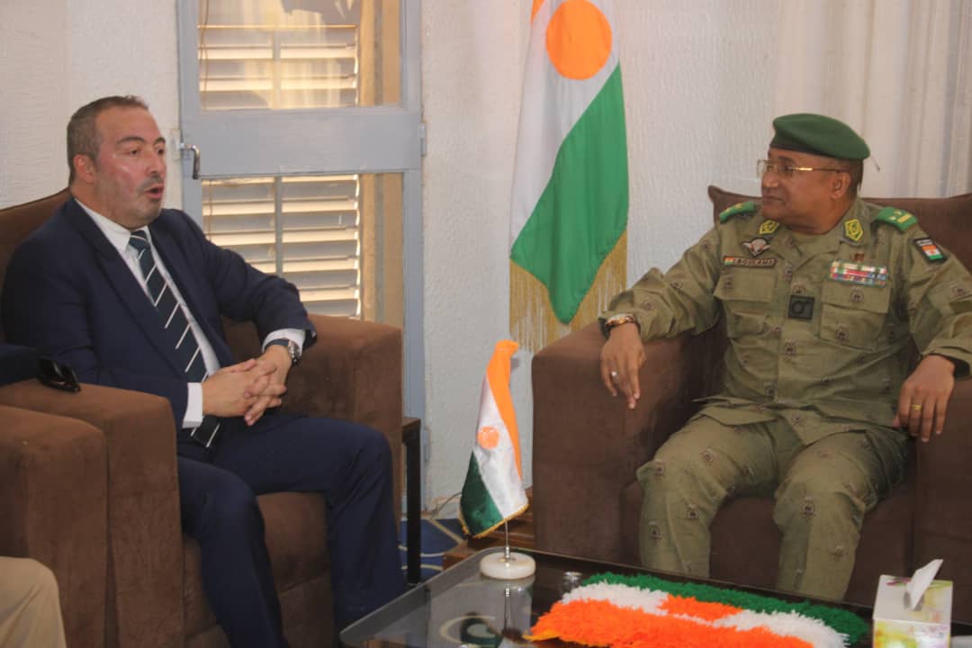 1- SE Ozgür Çinar reçu par le Gouverneur de la région d'Agadez