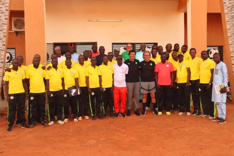 Les stagiaires et leurs instructeurs lors de la formation