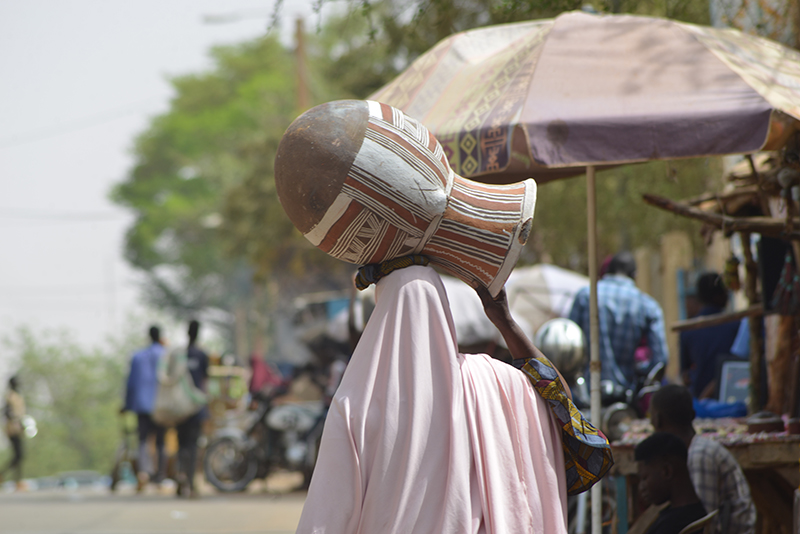 Une femme portant un canari sur la tête